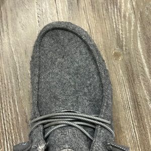 Boys size 9 gray hey dudes